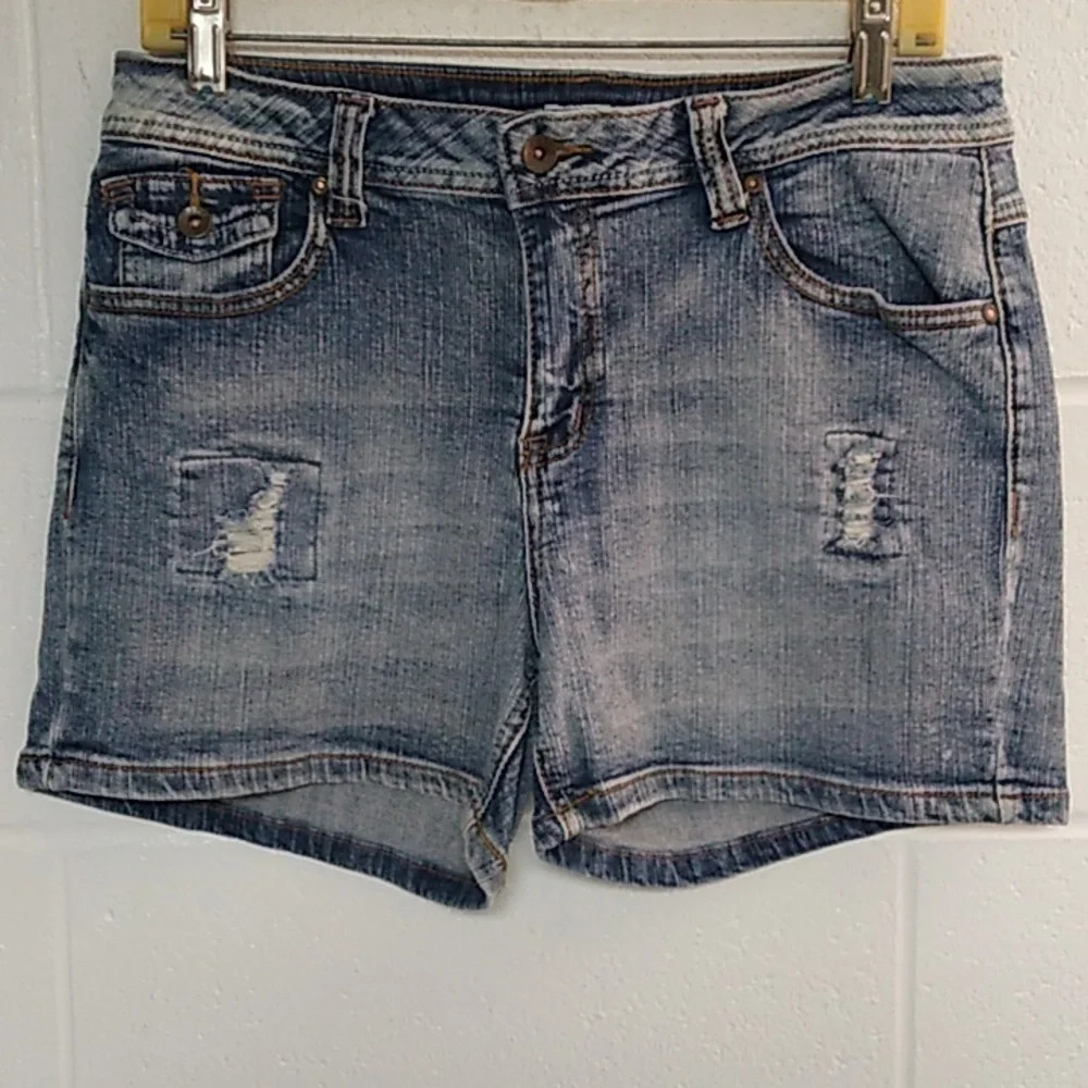 CATO DISTRESSED DENIM 5 POCKET 3" STRETCH MIDRISE JEAN SHORTS